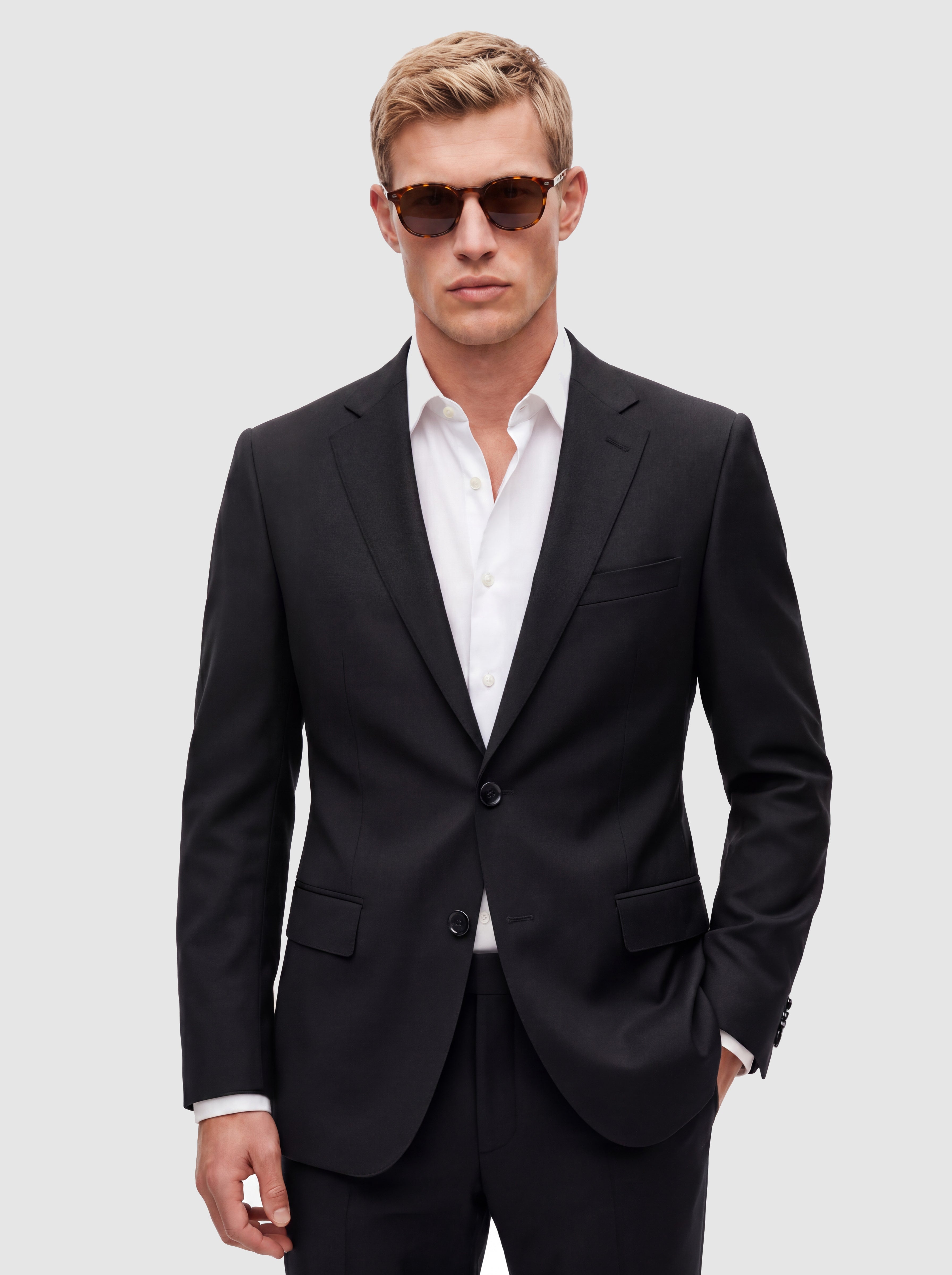 Signature Wool Blend Modern Fit Suit with Refined Silhouette