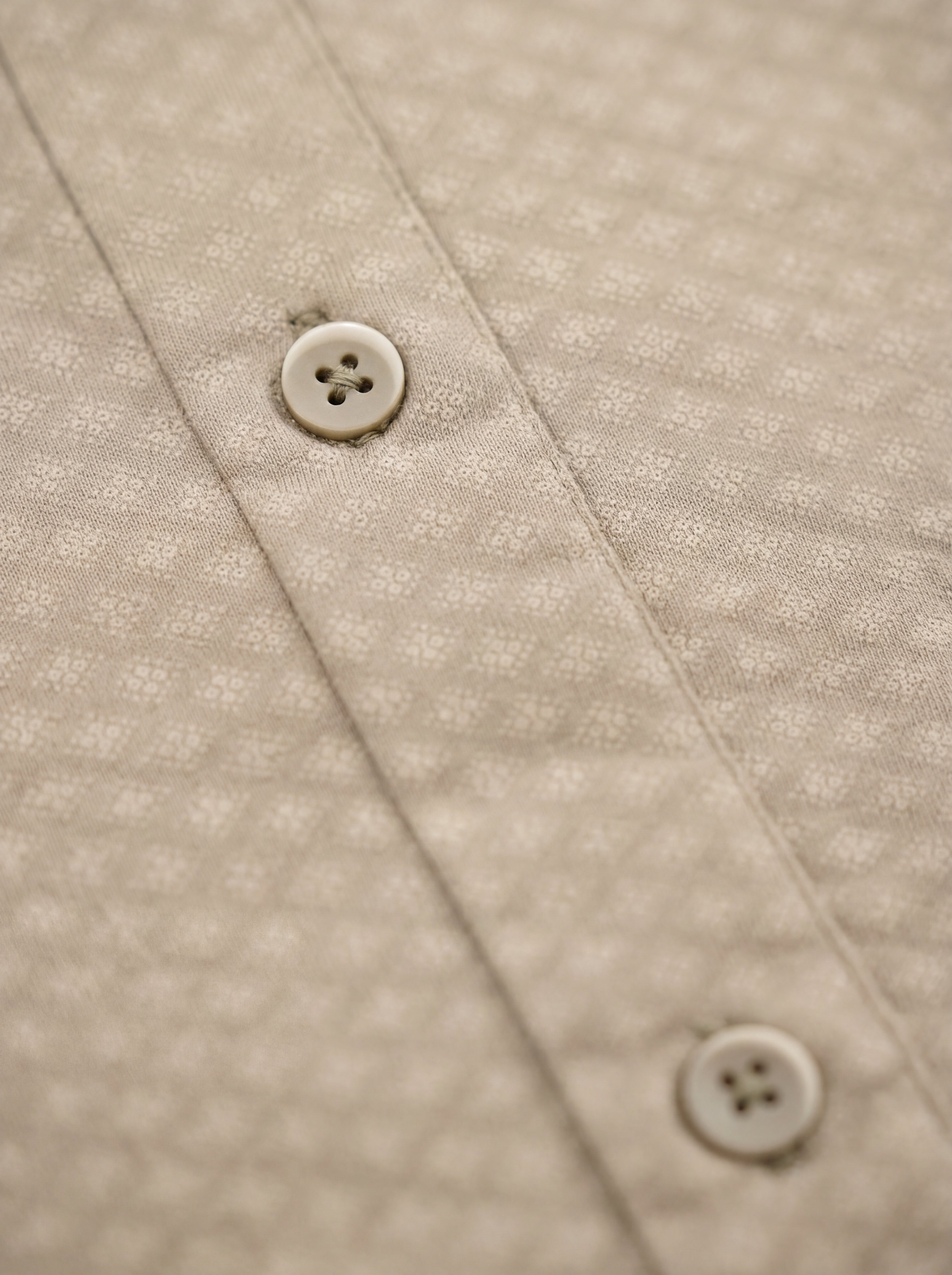 Men’s micro-geometric print short sleeve button-up shirt