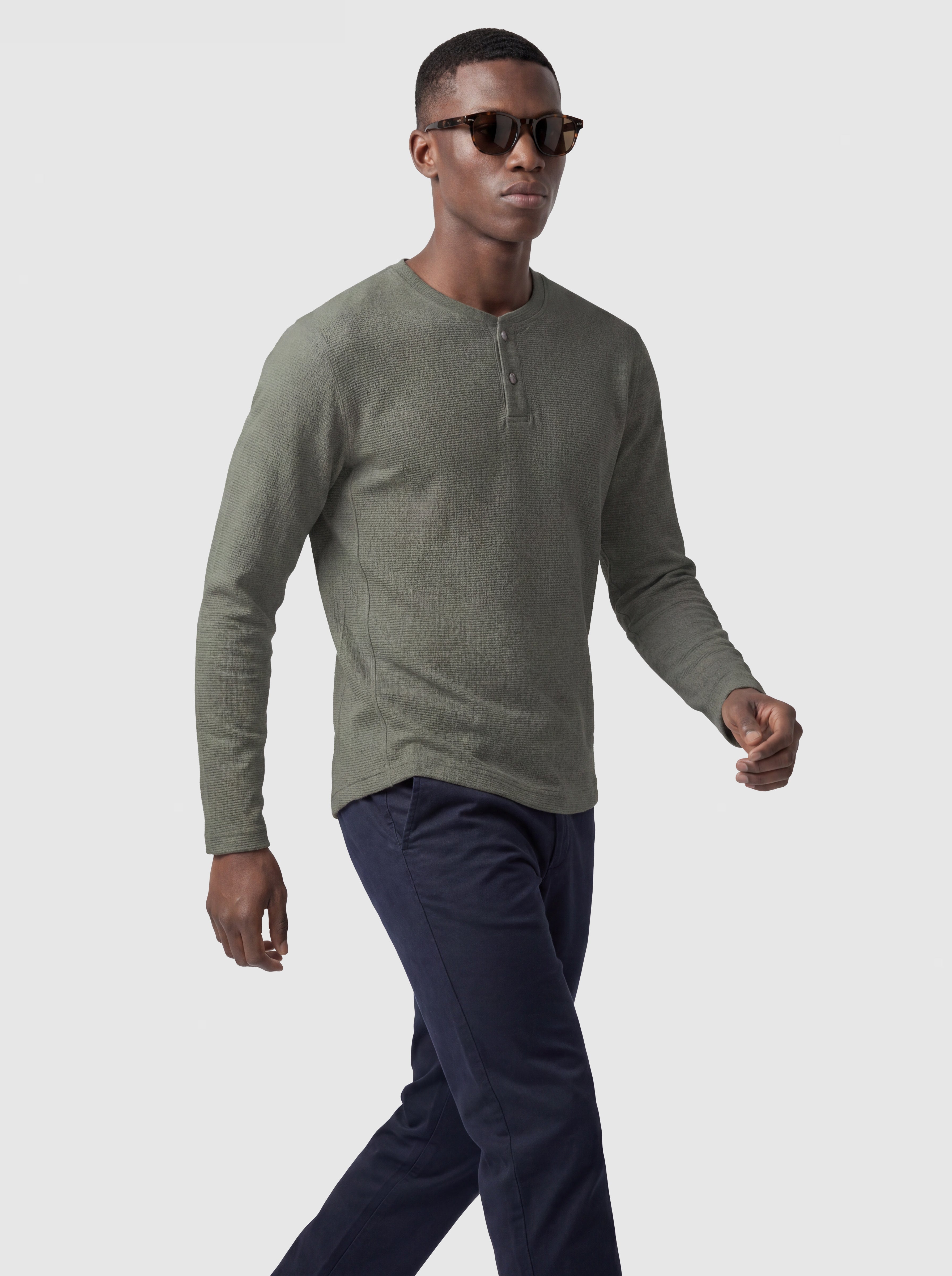 Perfomance Knit Buttoned Crewneck Henley